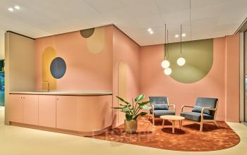 Modern furnished office lounge at Van Deventerlaan 30-40 in Utrecht Papendorp, available for office space rental.