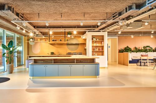 Spacious, modern office space rental at Van Deventerlaan 30-40, featuring an open floor plan with contemporary furnishings and vibrant décor in Utrecht Papendorp.