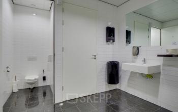 Modern and clean bathroom facilities at office space rental on Orteliuslaan 850, Utrecht Papendorp.