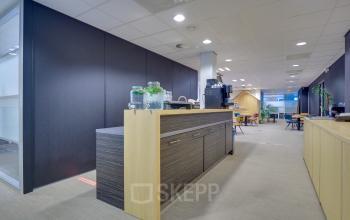 Modern and well-equipped office pantry area at Orteliuslaan 850, Utrecht Papendorp showcasing an office space rental.