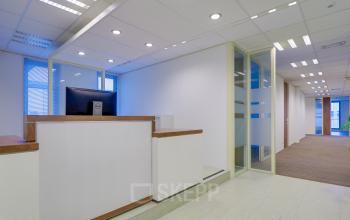 Well-appointed office space rental at Orteliuslaan 850, Utrecht Papendorp with a professional reception area and modern furnishings.