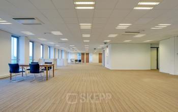 Spacious and well-lit office to rent at Orteliuslaan 850, Utrecht Papendorp, with comfortable seating and a carpeted open floor plan.