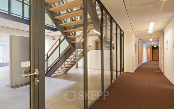 Interior corridor of an office to rent at Newtonlaan 115, Utrecht Rijnsweerd, with a staircase and modern office decor.