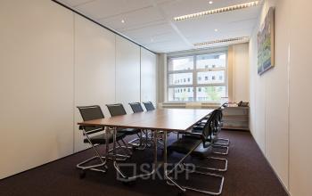 Conference room at Newtonlaan 115, Utrecht Rijnsweerd, featuring a central table and chairs. Ideal office space rental option.