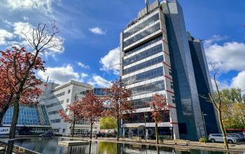 Exterior view of the office building at Daltonlaan 200 in Utrecht Rijnsweerd, showcasing its modern architecture. Ideal for office space rental.