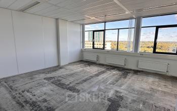 Spacious unfurnished office area with large windows offering natural light, available for rent at Daltonlaan 200 in Utrecht Rijnsweerd.