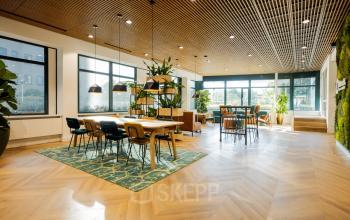 Bright office space at Euclideslaan 51, Utrecht Rijnsweerd, featuring modern workstations, large windows, and stylish furnishings, ideal for office space rental.