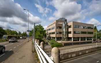 Modern office space rental at Weg der Verenigde Naties 1 in Utrecht with a sleek exterior and accessible public transport.