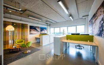Modern Utrecht office space rental at Weg der Verenigde Naties 1, featuring stylish furnishings and vibrant decor.