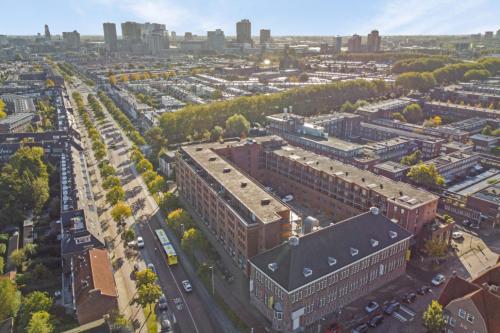 Aerial view of Niasstraat 1, Utrecht, showcasing the office building in Utrecht West. Ideal for office space rental in a vibrant and connected neighborhood.