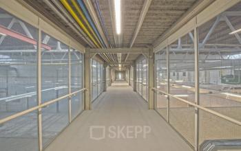 A long, open corridor inside the office at Eendrachtlaan 100-260, ideal for office space rental in Utrecht South.
