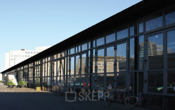 Exterior view of Eendrachtlaan 100-260 in Utrecht South showcasing glass facades for office space rental.