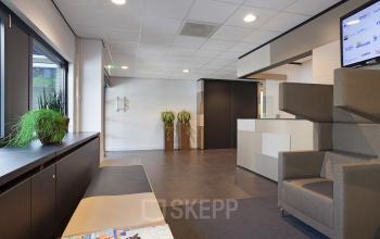 Modern reception area at office space rental in Utrecht South's Winthontlaan 200 with comfortable seating and plants.