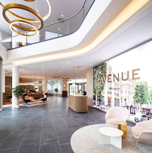 Modern office interior at Europalaan 40, Utrecht South featuring a spacious reception area with stylish seating, elegant lighting, and contemporary decor. Ideal for office space rental.