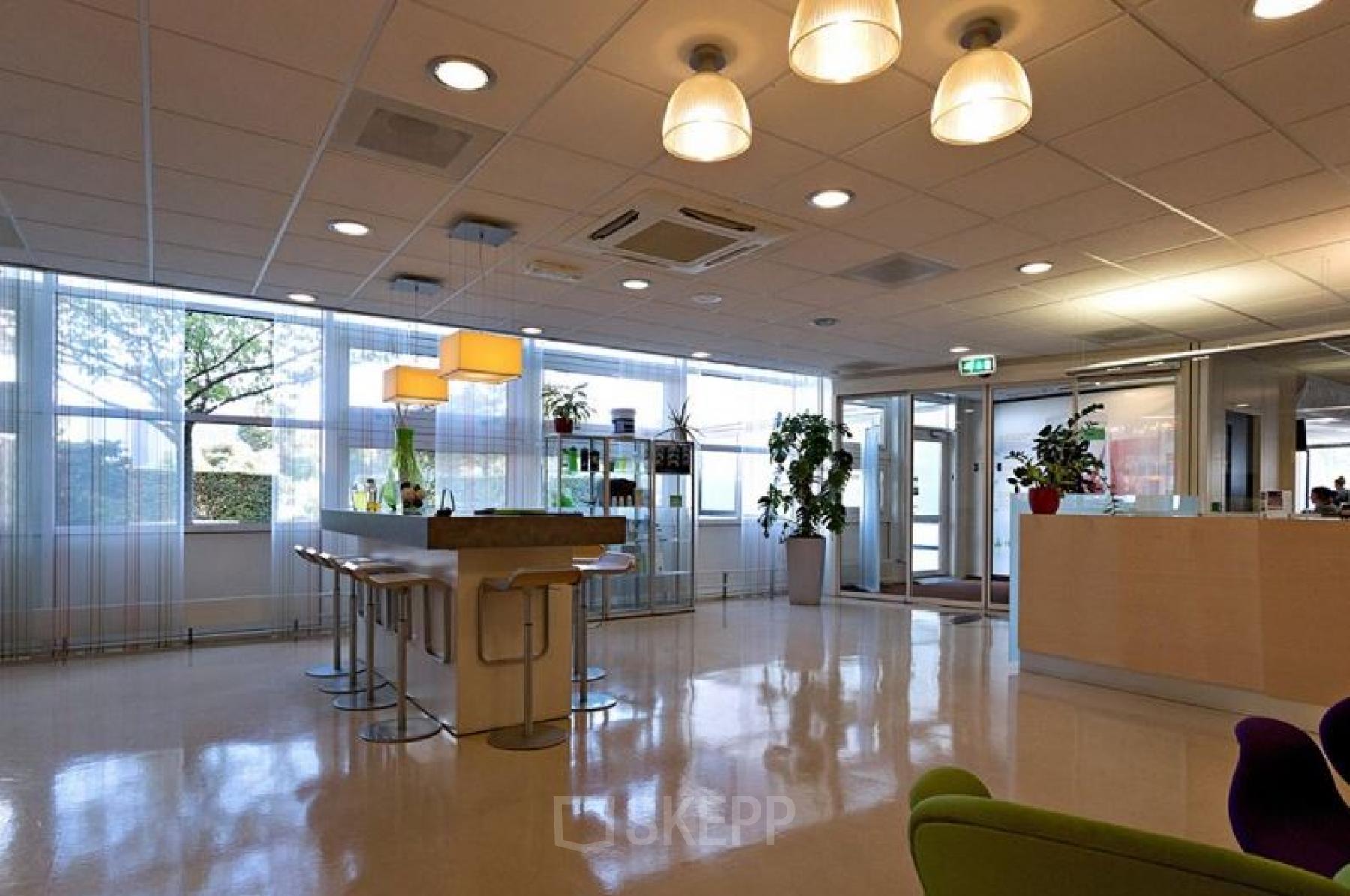 gemeenschappelijke ruimte receptiebalie lunchtafel tafel barkrukken loungeplekken utrecht kantoorgebouw