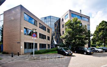 giessenplein utrecht buitenzijde kantoorpand ramen parkeerruimte auto's ingang