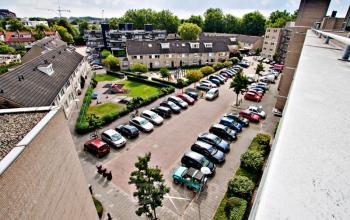 uitzicht kantoorruimte parkeerplaats auto's plein huizen utrecht