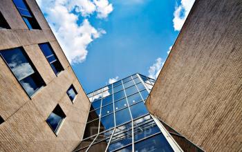 verdieping buitenzijde kantoorgebouw utrecht boven ingang lichtinval