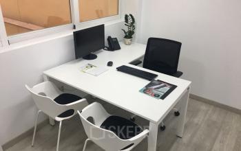 Escritorio equipado privado para una persona