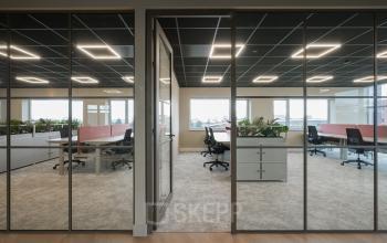Modern office space in Veghel, equipped with sleek workstations, ergonomic chairs, and ample natural light streaming through large windows. Ideal for businesses seeking office space rental at Doornhoek 3745.
