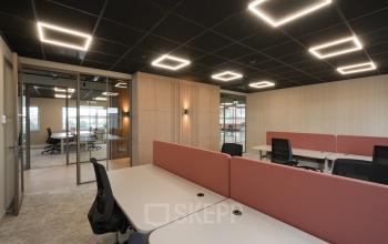 Modern office space rental available at Doornhoek 3745 in Veghel, featuring an open floor plan, stylish lighting, and ergonomic seating ideal for business needs.