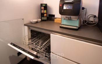 Office space rental kitchen area with a dishwasher and coffee machine at Gildestraat 13, Velp.