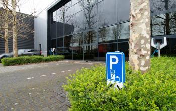 Exterior view of office space for rent at Gildestraat 13, Velp, with nearby parking facilities.