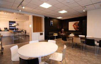 Spacious office space at Gildestraat 13, Velp featuring modern furnishings suitable for an open floorplan and workspaces, ideal for those seeking rent office space.