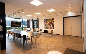 Spacious and modern furnished office space in Velp at Gildestraat 13, available for rent. Ideal for meetings and collaborative work sessions with ample natural light and stylish decor.