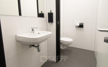 Modern restroom with sleek fixtures at Gildestraat 13, ideal for complementing office space rental.