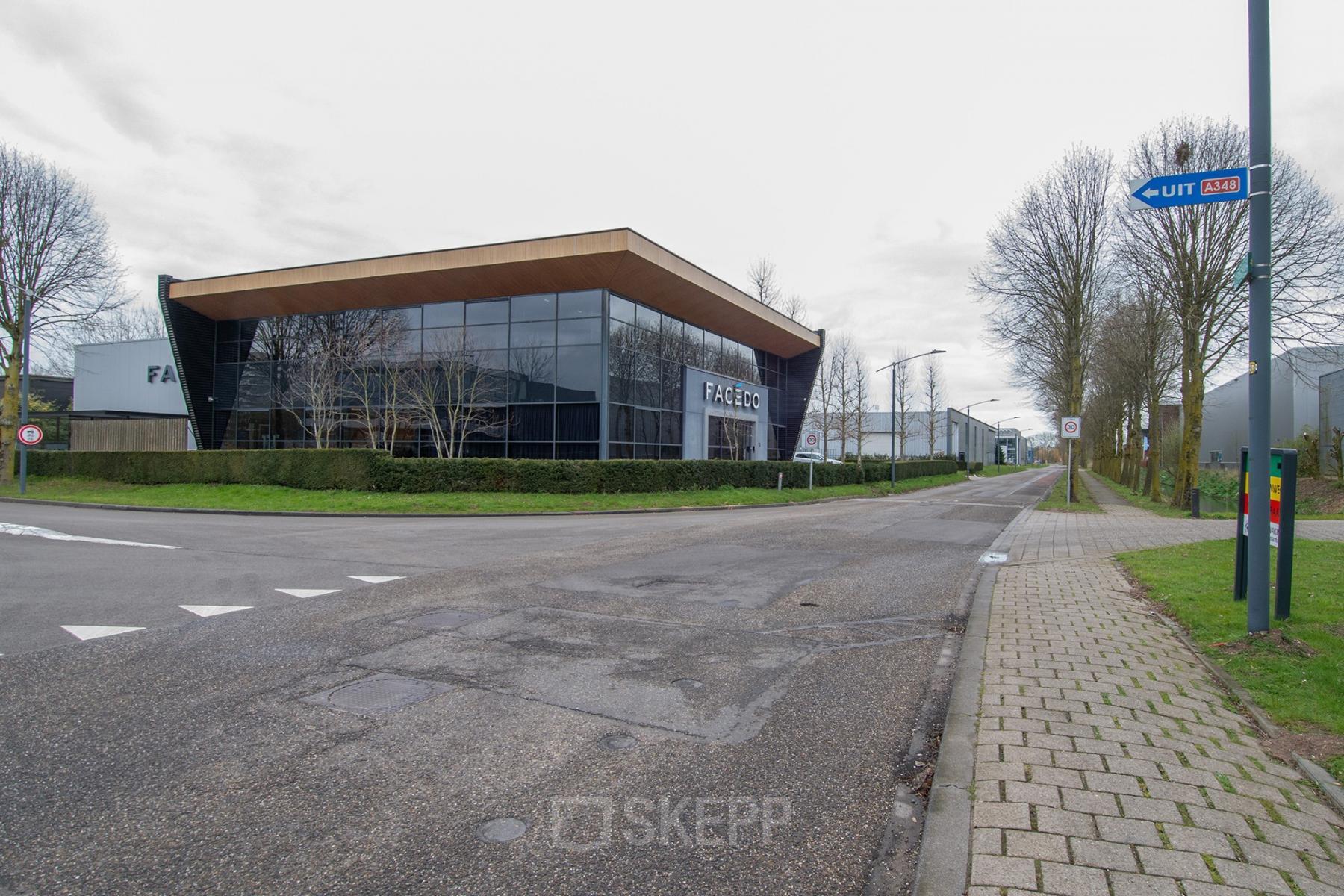 Exterior view of the office building at Gildestraat 13, Velp, featuring large glass windows and modern architecture, ideal for office space rental.