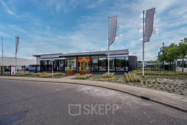 Exterior view of office space rental at Noorderpoort 43, Venlo, featuring a modern building with large windows and surrounding greenery.