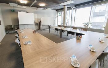 Spacious and well-lit conference room at Kaldenkerkerweg 20, Venlo, ideal for office space rental, featuring modern furnishings and ample seating around a large table.