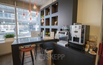 Cozy office space at Kaldenkerkerweg 20, Venlo, featuring a modern coffee corner with a sleek counter and seating, ideal for breaks during office space rental use.