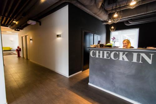 Reception area at Kaldenkerkerweg 20, Venlo with a staff member checking in visitors. This inviting space is part of the available office space rental.