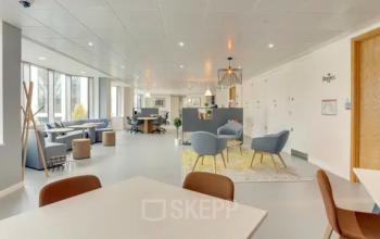 Modern office space with stylish, neutral furnishings at Noorderpoort 33 33, Venlo, ideal for meeting and collaboration. Spacious layout perfect for office space rental.