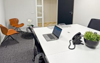 Modern office space to rent at Noorderpoort 33 33, Venlo, featuring sleek desks, chairs, and decorative plants, perfect for productive work environments.