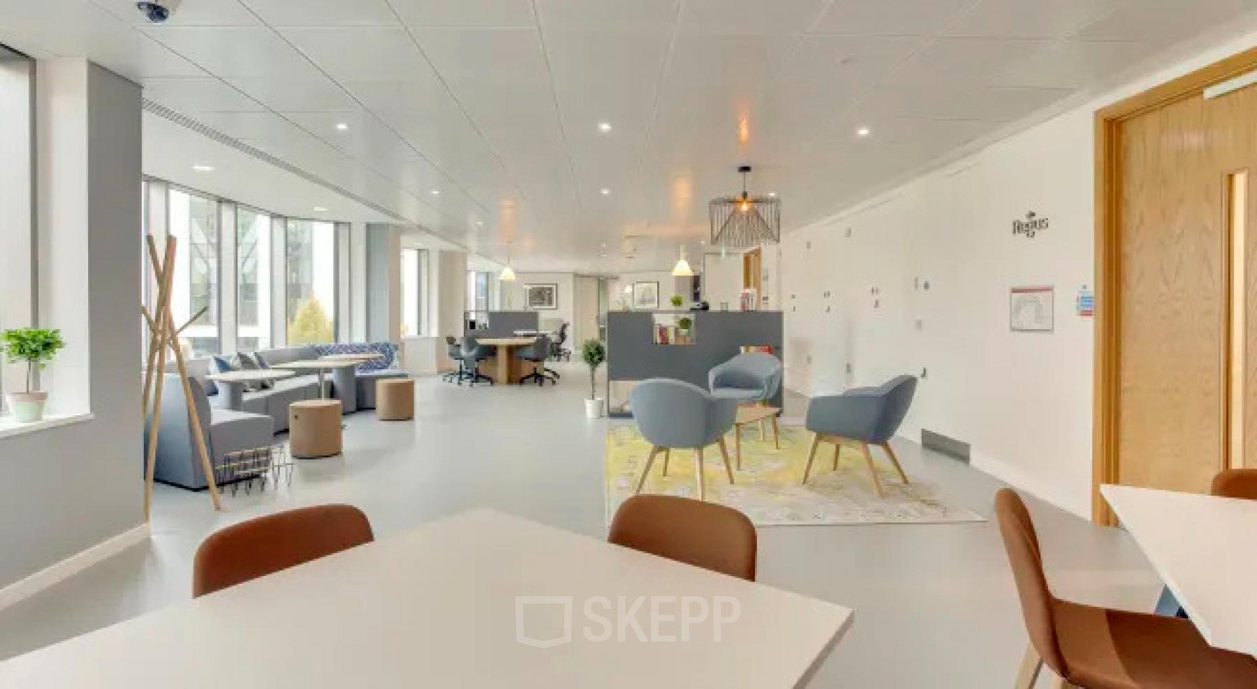 Modern office space with stylish, neutral furnishings at Noorderpoort 33 33, Venlo, ideal for meeting and collaboration. Spacious layout perfect for office space rental.