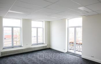 Bright, unfurnished office to rent at Kaldenkerkerweg 56, Venlo, featuring large windows and balcony.