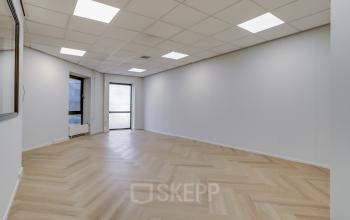 Bright, spacious office interior with wooden flooring and large windows at Keizersveld 47 47, Venray, ideal for office space rental.