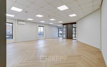 Spacious, bright office space at Keizersveld 47 47, Venray. Features large windows and modern lighting, perfect for office space rental. Ideal for creating an open, functional workspace environment.
