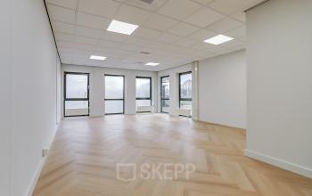 Spacious unfurnished office at Keizersveld 47 47, Venray, with large windows and parquet flooring. Ideal for office space rental with plenty of natural light.