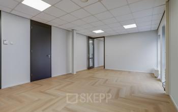 Spacious office to rent at Keizersveld 47 47, Venray, featuring stylish wood flooring and modern lighting, perfect for flexible workspace layout.