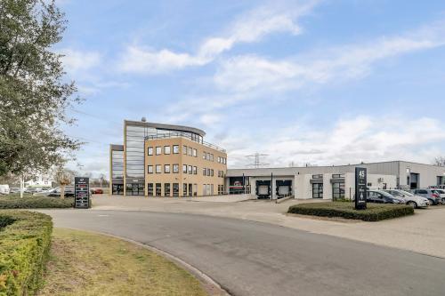 Exterior view of the office building at Keizersveld 47 47, Venray, offering ample parking space, modern architecture, and possibilities for office space rental.