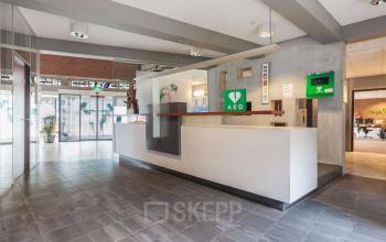 Modern reception area at Kennedyplein 18, Venray, ideal for businesses seeking a professional office space rental.