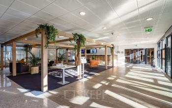 Spacious entrance of the office located at Lange Dreef 10 in Vianen Utr with a modern design and natural light, available for office space rental, featuring comfortable seating and plants.