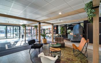 Modern office reception area at Lange Dreef 10, Vianen Utr, featuring stylish seating and vibrant decor, ideal for welcoming visitors. Perfect spot for office space rental.