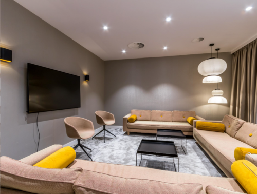 Modern, cozy lounge area with stylish sofas and chairs at Stationsplein 4, Voorburg. Ideal for office space rental, offering a relaxed environment for informal meetings or breaks.