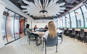 sala konferencyjna w biurowcu