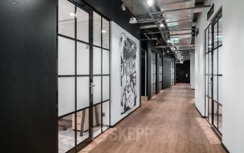 korytarz z wejściami do biur w budynku ethos